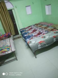 um quarto com uma cama e uma mesa em Shri Swami Sheetal Das Akhada B1-88 Assi , Near Pushkar Talab,Varanasi, Ashram Dharmshala em Varanasi