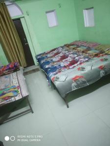 Cama ou camas em um quarto em Shri Swami Sheetal Das Akhada B1-88 Assi , Near Pushkar Talab,Varanasi, Ashram Dharmshala