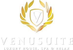 uma coroa de louros dourados com um escudo em VenuSuite VENOSA - Luxury House, Spa & Relax - em Venosa