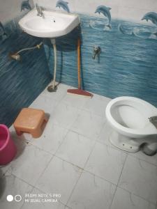 Phòng tắm tại Shri Swami Sheetal Das Akhada B1-88 Assi , Near Pushkar Talab,Varanasi, Ashram Dharmshala