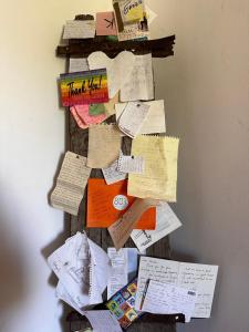 un albero di Natale fatto di posta nota di Guesthouse Angelina a Ushguli