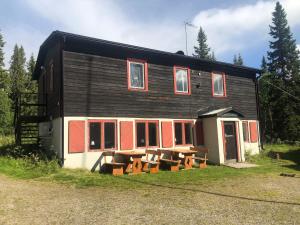 a house with a picnic table in front of it at Fjällgården Grövelsjön Vandrarhemsrum Salsfjället in Idre