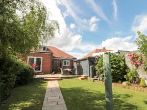 a house with a yard with a lawn sidx sidx sidx at Seaside House in Scarborough