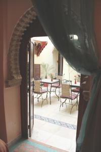 ラバトにあるDar Aidaのテーブルと椅子付きのパティオへの開放的な出入り口