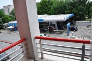 una gasolinera con una bomba de gas azul y blanco en Lux Apartment en Pazardzhik