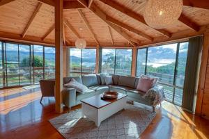 een woonkamer met een bank en een tafel bij HEXAGON BEACH HOUSE Binalong Bay of Fires Views in Binalong Bay