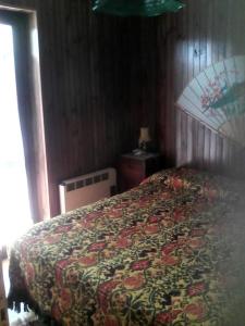 - une chambre dotée d'un lit avec un couvre-lit floral dans l'établissement Appartamentino, à Camigliatello Silano