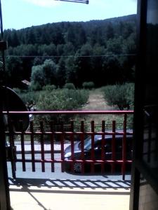 une voiture garée sur un balcon avec une clôture dans l'établissement Appartamentino, à Camigliatello Silano