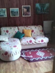 - un salon avec deux canapés et un canapé dans l'établissement Appartamentino, à Camigliatello Silano