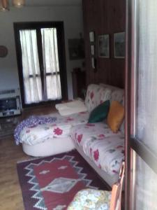 - un salon avec deux canapés et un canapé dans l'établissement Appartamentino, à Camigliatello Silano