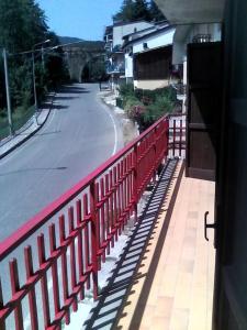 une clôture rouge sur le côté d'une rue dans l'établissement Appartamentino, à Camigliatello Silano