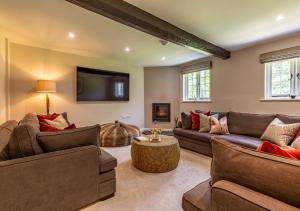 sala de estar con 2 sofás y TV en The Farmhouse at Marrington Estate, en Chirbury