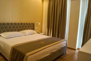 Postel nebo postele na pokoji v ubytování Red Hill Hotel