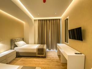 TV a/nebo společenská místnost v ubytování Red Hill Hotel