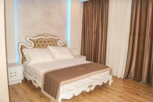 Postel nebo postele na pokoji v ubytování Red Hill Hotel