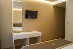 TV a/nebo společenská místnost v ubytování Red Hill Hotel