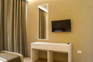 TV a/nebo společenská místnost v ubytování Red Hill Hotel