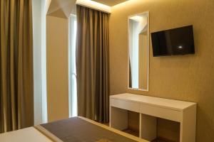 TV a/nebo společenská místnost v ubytování Red Hill Hotel