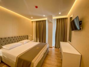 TV a/nebo společenská místnost v ubytování Red Hill Hotel