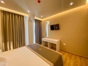 TV a/nebo společenská místnost v ubytování Red Hill Hotel