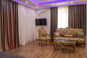 TV a/nebo společenská místnost v ubytování Red Hill Hotel