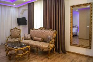 salon z krzesłem i lustrem w obiekcie Red Hill Hotel w Tiranie