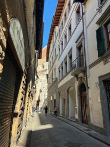 een steegje met gebouwen en mensen die door een straat lopen bij Affittacamere Medusa in Florence