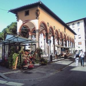 un edificio con un puesto de verduras delante de él en Affittacamere Medusa, en Florencia