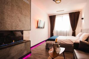Habitación de hotel con cama y chimenea en Fagaras City Center Experience en Făgăraş