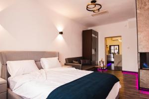 A bed or beds in a room at Fagaras City Center Experience