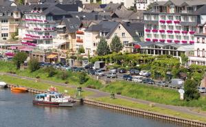 Blick auf einen Fluss in der Nähe des Hotels