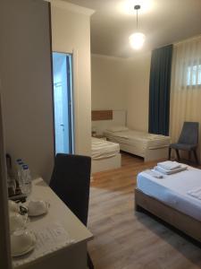 Giường trong phòng chung tại Boho Tiflis Hotel