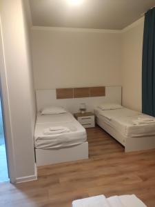 Giường trong phòng chung tại Boho Tiflis Hotel