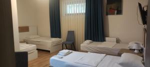 Giường trong phòng chung tại Boho Tiflis Hotel