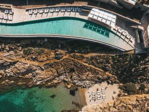 Bazén v ubytovaní Cali Mykonos alebo v jeho blízkosti