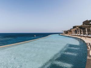 Bazén v ubytovaní Cali Mykonos alebo v jeho blízkosti