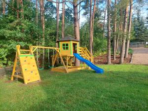 un parco giochi con due scivoli e una casetta per i giochi di Mazurskie Tarasy Kierwik a Kierwik