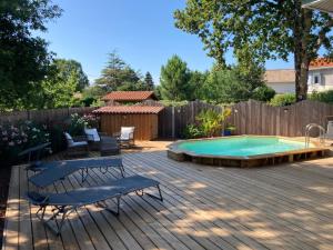 レージュ・キャップ・フェレにあるvilla chaleureuse les portes de la presqu'ileの裏庭(スイミングプール、ウッドデッキ付)