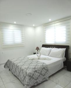 - une chambre avec un lit avec deux animaux rembourrés dans l'établissement Seafront - 2 bedroom Modern, à Limassol