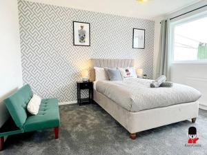 ein Schlafzimmer mit einem Bett und einem grünen Stuhl in der Unterkunft Oldham Newly Lovely 2BR 3Beds Bungalow UOLD158 in Moorside