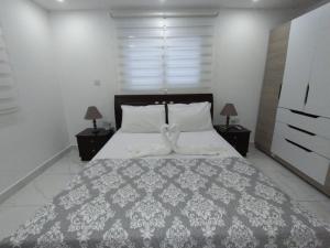- une chambre avec un grand lit et 2 tables de chevet dans l'établissement Seafront - 2 bedroom Modern, à Limassol
