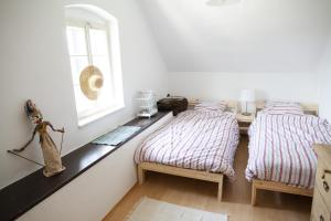 Duas camas num quarto com uma janela em Monika am Masenberg em Vorau