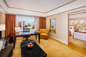 um quarto de hotel com uma secretária e uma cama em The St. Regis Beijing em Pequim