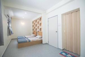 Peace Casa - Homely & Cosy في بترورث: غرفة نوم صغيرة بها سرير وخزانة