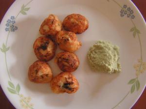 un plato de comida con salsa en una mesa en Hitech Shilparamam Guest House, en Hyderabad