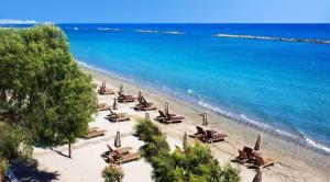 - une plage avec des chaises longues et l'océan dans l'établissement Seafront - 2 bedroom Modern, à Limassol