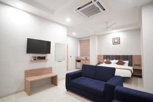 A television and/or entertainment centre at Hotel Krishna Inn