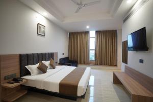 A television and/or entertainment centre at Hotel Krishna Inn