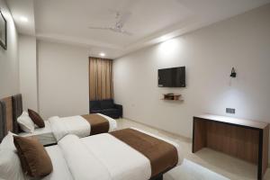 A television and/or entertainment centre at Hotel Krishna Inn
