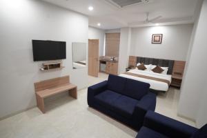 A television and/or entertainment centre at Hotel Krishna Inn